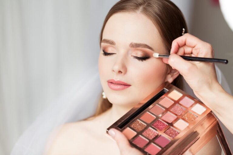 Maquillaje profesional de novia aplicado con paleta de sombras